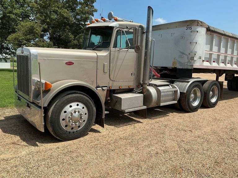 1983 Peterbilt 400 Semi Truck image