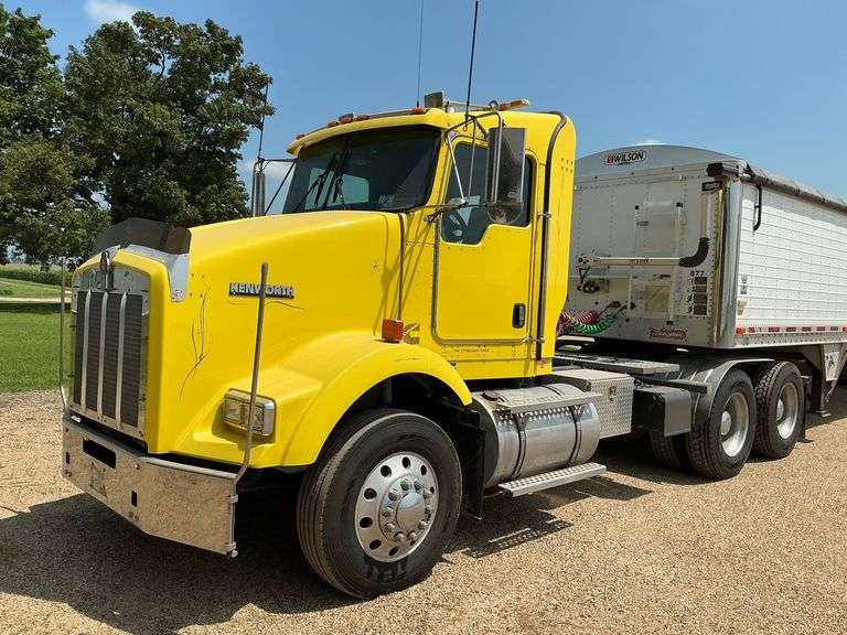 2006 Kenworth T800 Semi Truck image