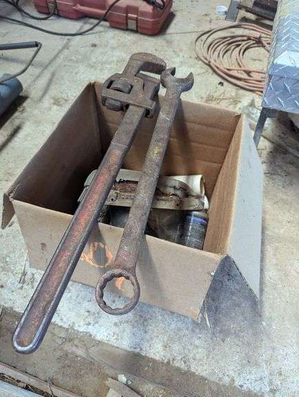 Pipe Wrench & Box-End Wrench
