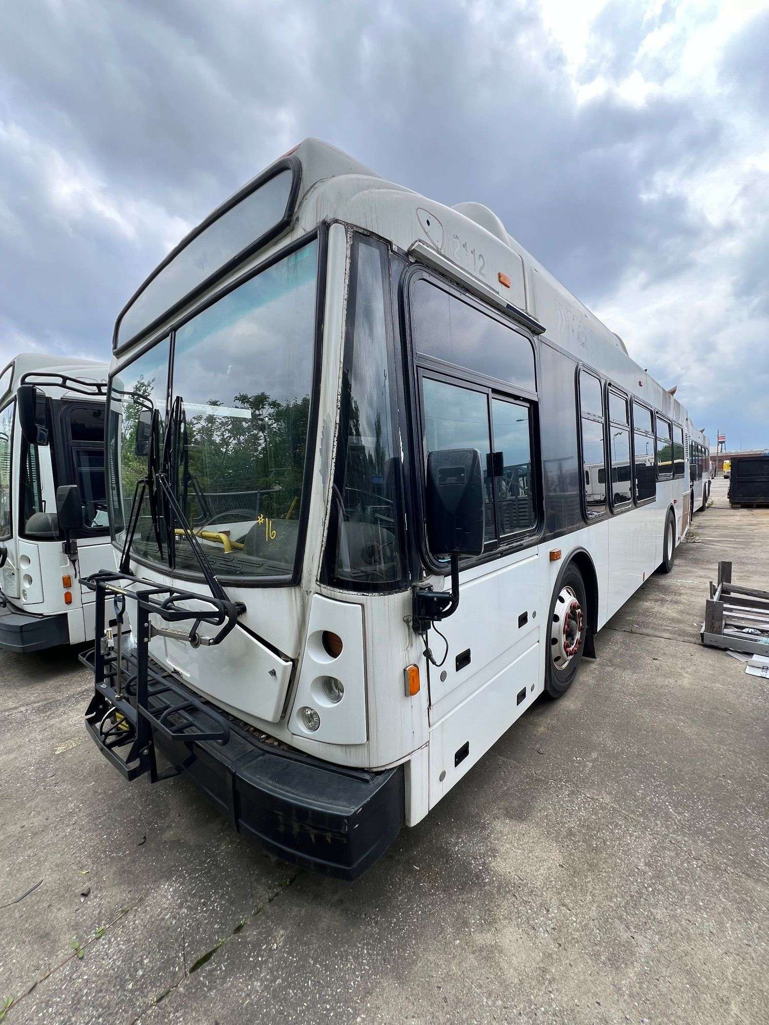 bussi　B-612 2010 North American Bus Industries Bluebird Nabi Low Floor