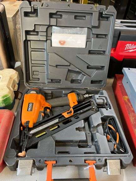RIDGID R250AFA Angled Finish Nailer with Safety Glasses and Case image