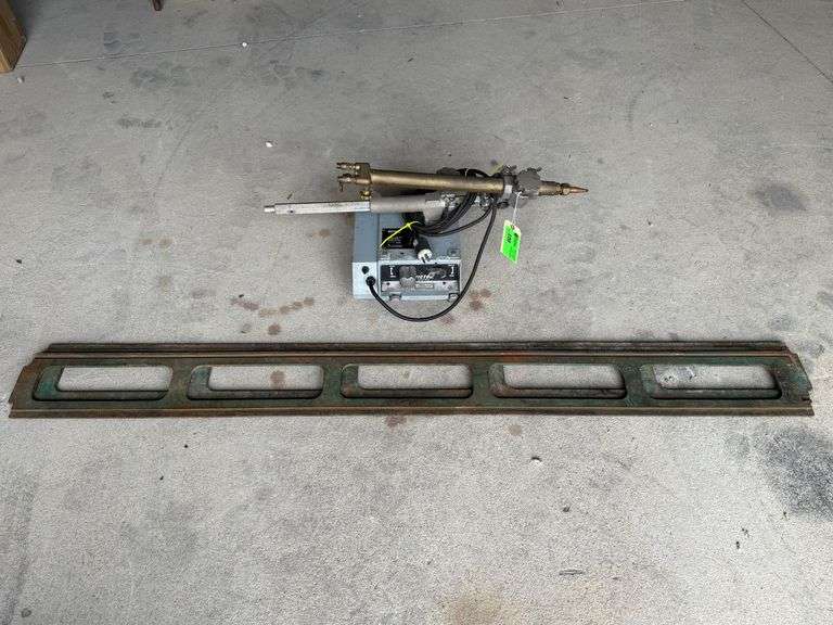 Victor Model VCM200 60L6 Cutting Machine with 2 Tracks image