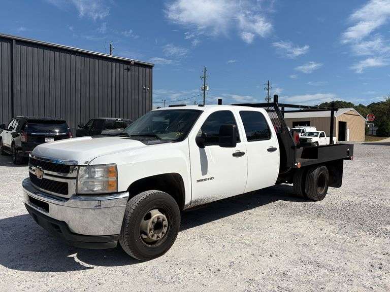 2014 Chevrolet 3500 Crew Cab Flatbed Diesel image