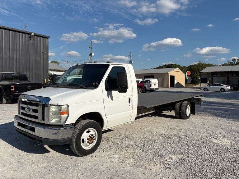 2011 Ford E-450 Super Duty w/Flat Bed image