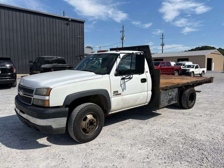 2005 Chevrolet Silverado 3500 2WD Flat Bed Diesel image