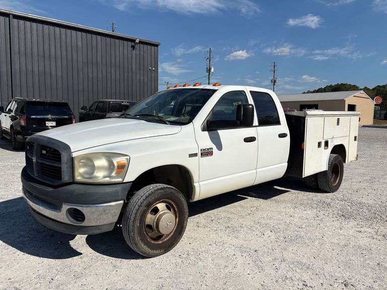 2007 Dodge RAM 3500 4WD Double Cab w/Service Body image