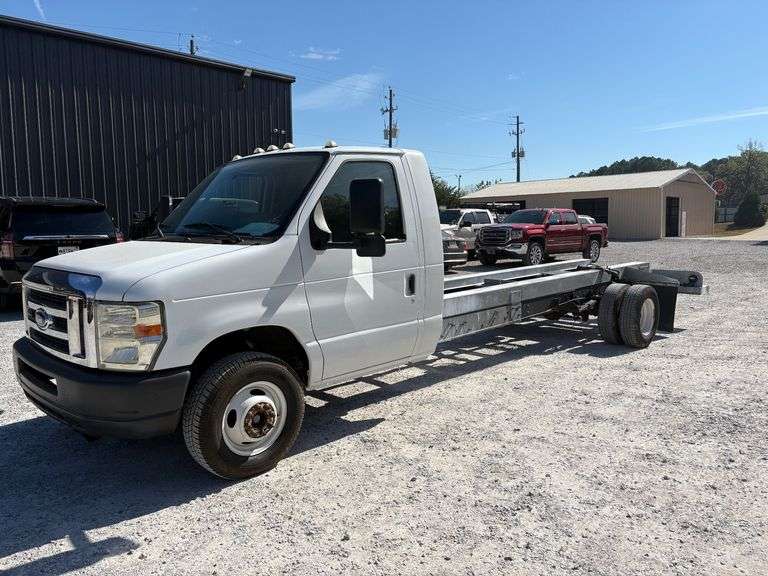 2011 Ford E-450 Super Duty Cab and Chassis image