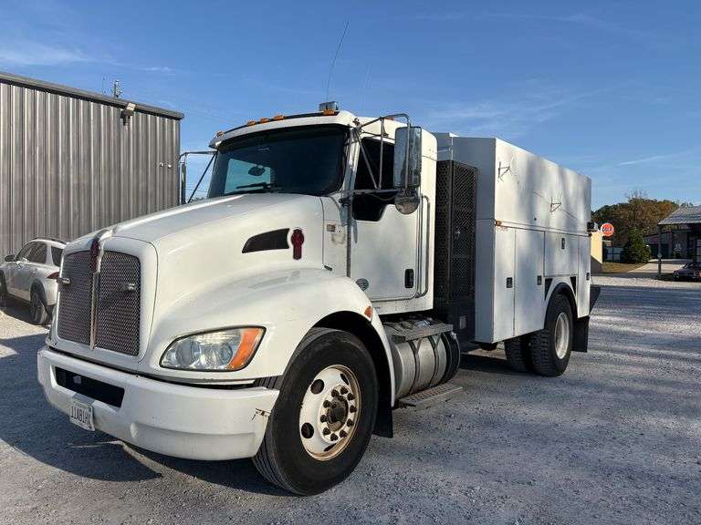 2012 Kenworth T370 Service Body Truck image