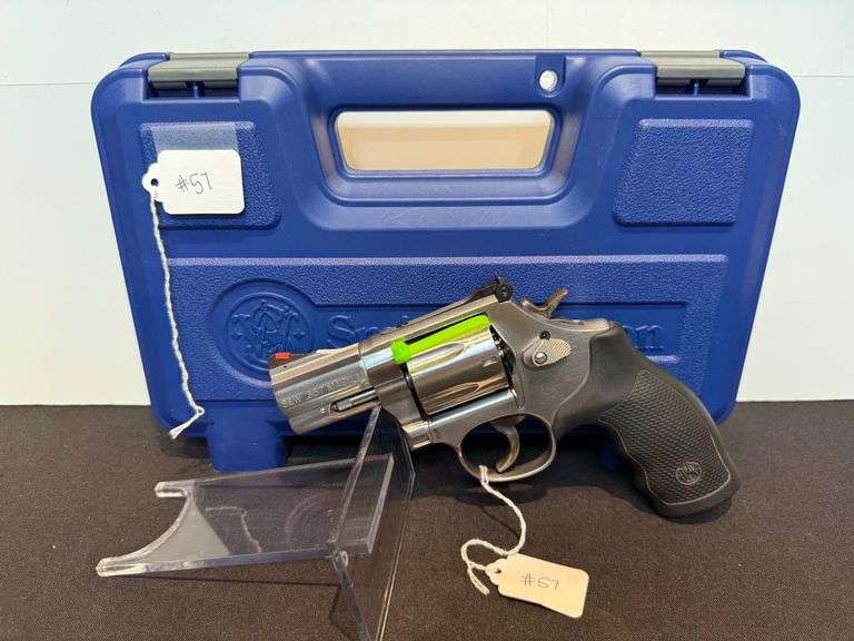 Smith & Wesson 686 6-Shot Cylinder 357MAG Revolver in Hard Case image