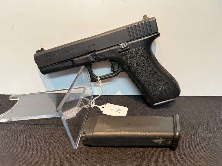 Glock 17 9x19 Pistol with Extra Magazine in Hard Case image