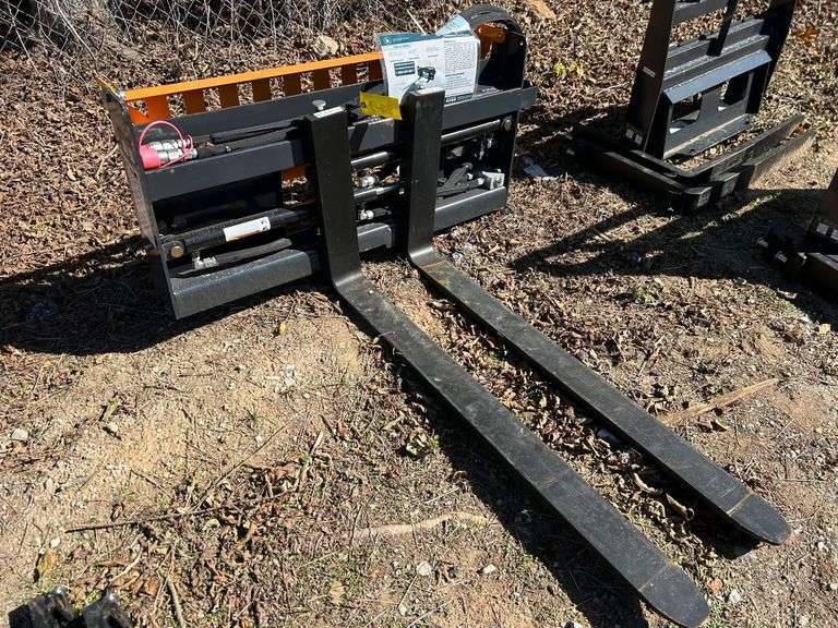 2025 Wolverine Unused PFA-11-3300G Skidsteer Hydraulic Adjustable Pallet Forks image