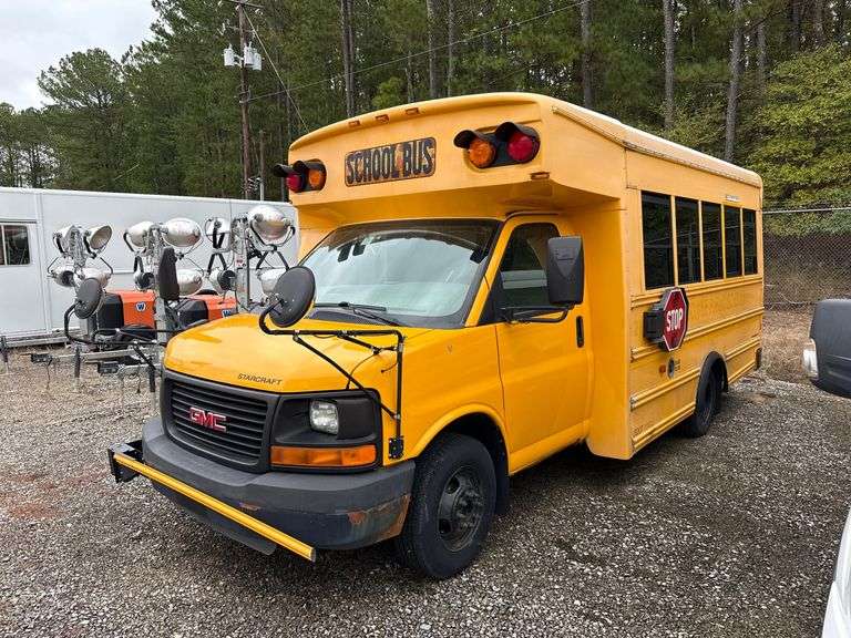 2010 GMC Savana People Mover Bus image