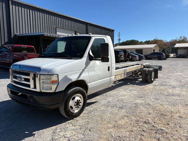 2011 Ford E-450 Super Duty Cab and Chassis image