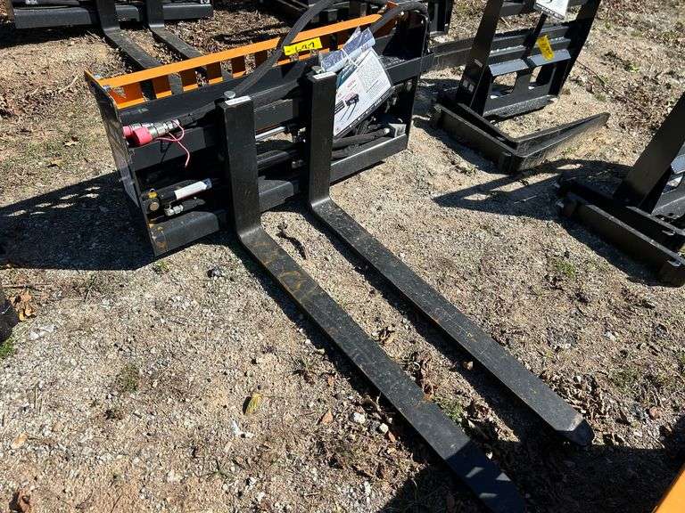 2025 Wolverine Unused PFA-11-3300G Skidsteer Hydraulic Adjustable Pallet Forks image