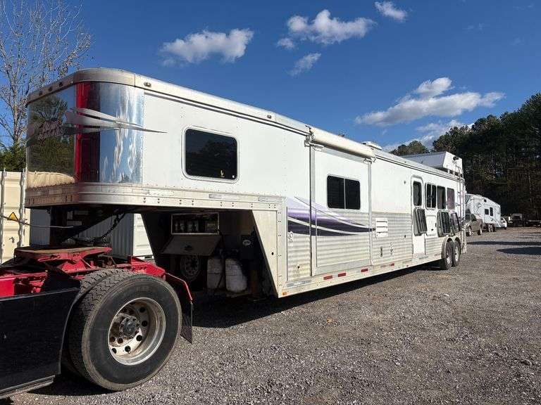 2011 Lakota Corp Bighorn BB8414 5th Wheel Horse trailer with living quarters image
