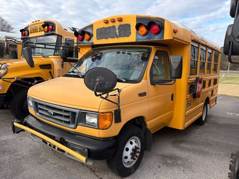 2005 Ford E-350 Thomas Built Transport Bus image