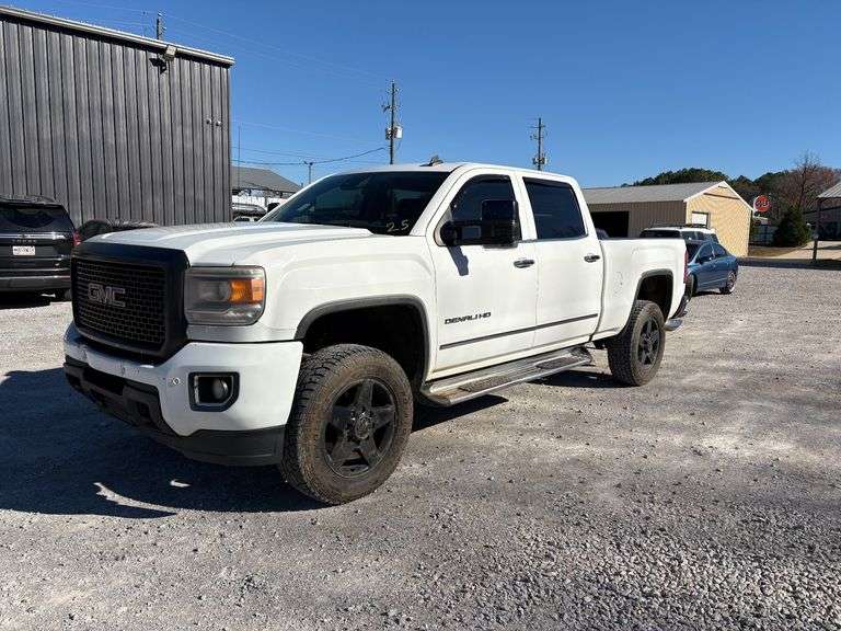 2015 GMC Sierra 2500HD Denali 4WD image