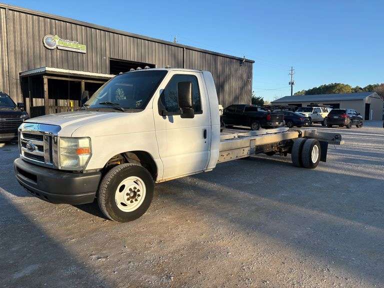 2011 Ford E-450 Super Duty Cab and Chassis image