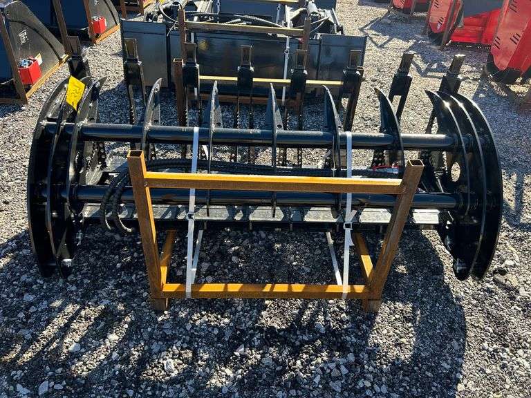 2025 GIYI Unused CLG72 Skid Steer Curved Log Grabber image