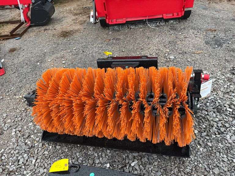 2025 GIYI Unused QSJ Mini-Skidsteer Sweeper image