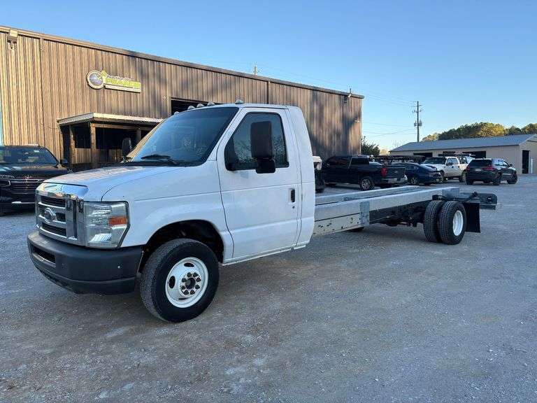 2011 Ford E-450 Super Duty Cab and Chassis image