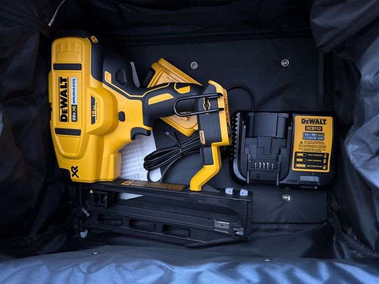 Dewalt DCN662 16Ga Straight Nailer in Bag with Battery and Charger image