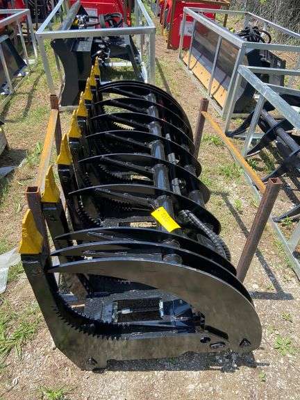 2025 GIYI Unused GY-CLG72C Skid Steer Curved Log Grabber