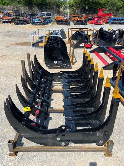 2025 GIYI Unused GY-CLG72C Skid Steer Curved Log Grabber,