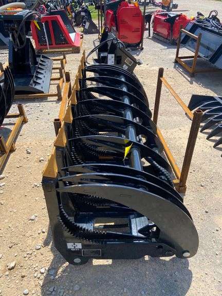 2025 GIYI Unused GY-CLG72C Skid Steer Curved Log Grabber