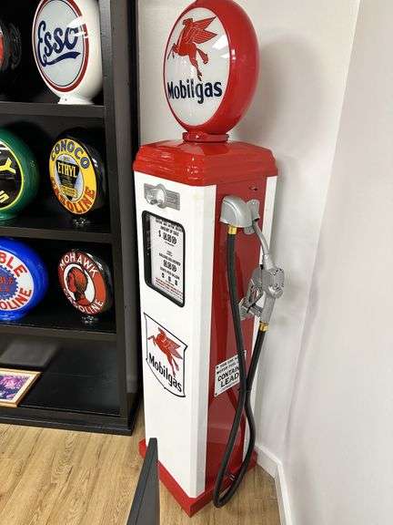 Mobilgas Reproduction gas pump with glass globe