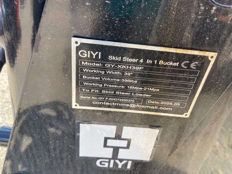 2025 GIYI Unused GY-XKH39F Mini Skid Steer 4 in 1 Bucket