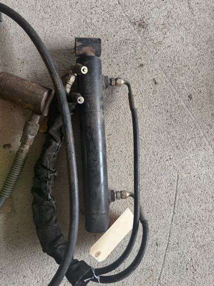 (2) Hydraulic Jacks
