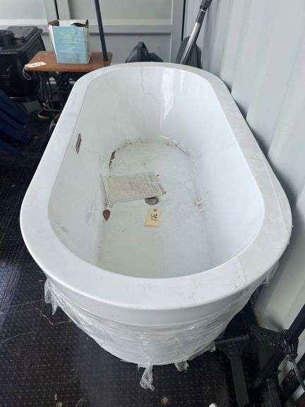 Woodbridge Free Standing Bathtub - Cracked