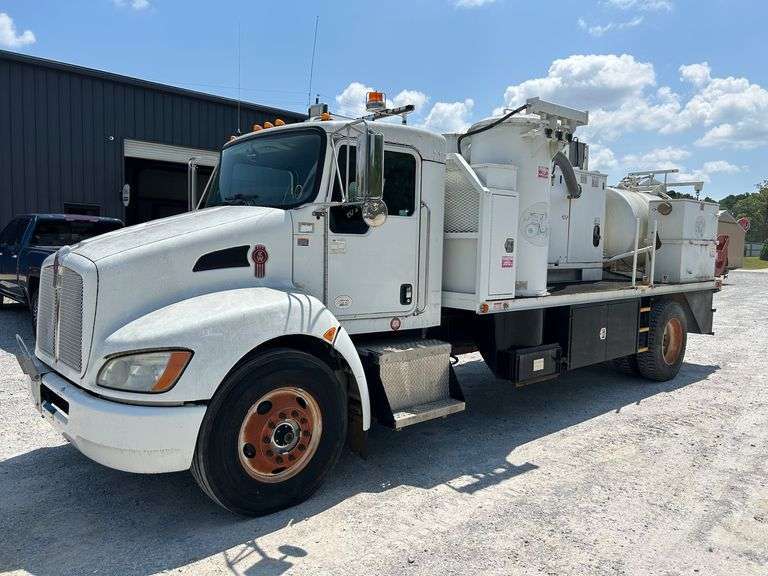 2010 Kenworth T370 Vac Truck image