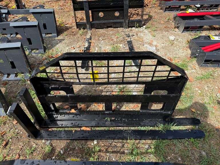 2025 GIYI Unused Skidsteer Pallet Forks image