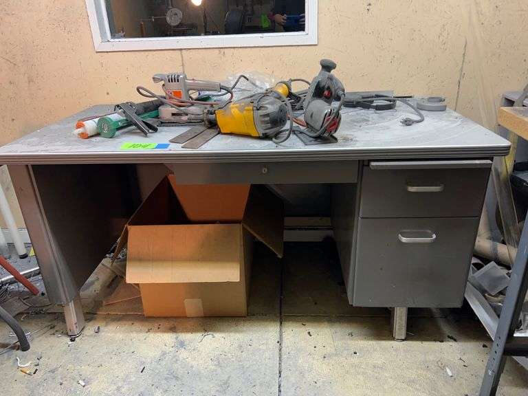 Desk/Various tools (Saber saw, sander)