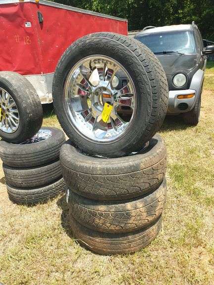 Set of (4) Pirelli Tires 275/55 R20 image
