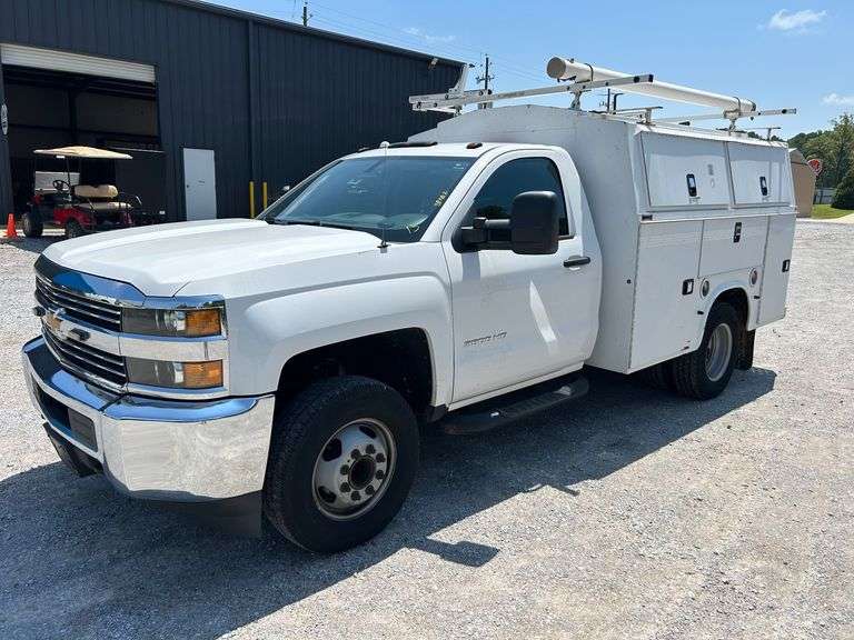 2017 Chevrolet Silverado 3500HD LT 2WD Service Body image
