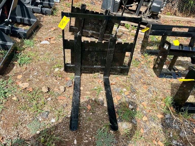 2025 GIYI Unused Mini-Skidsteer Pallet Forks image