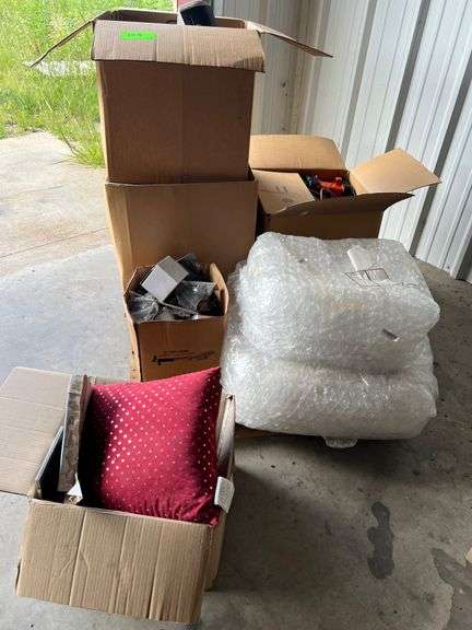 Electronic Equipment / Pallet of boxes, misc image