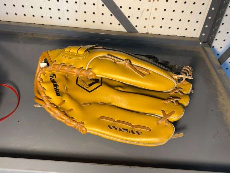 Baseball helmet/(3) Baseball gloves