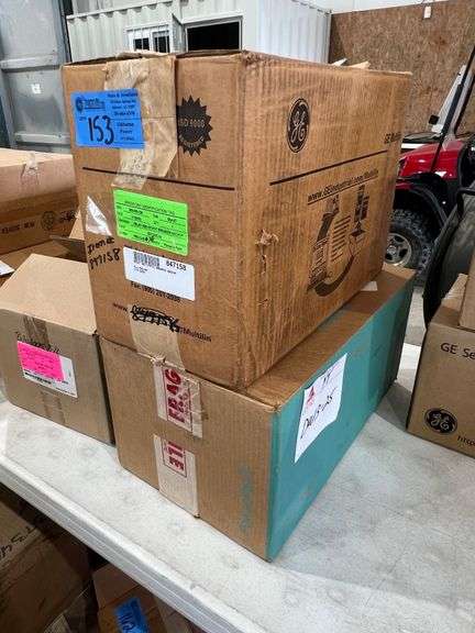 Lot - (1) Static Breaker Backup Relay and (1) Schneider Electric PowerPac T Breaker image