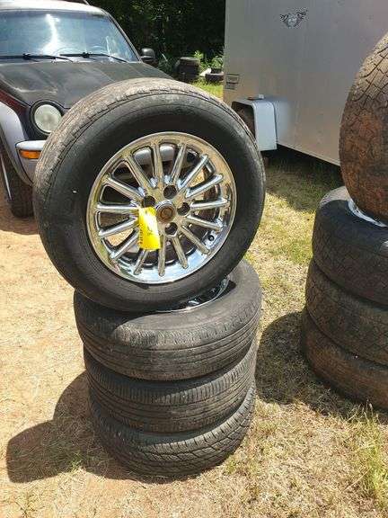 Set of (4) MasterCraft P215/65R16 Tires image