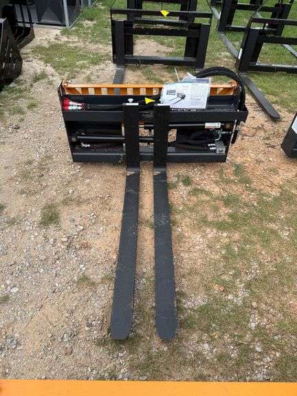 2025 Wolverine Unused PFA-11-3300G Skidsteer Hydraulic Pallet Forks image
