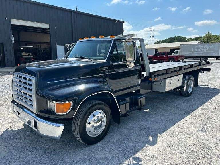 1995 Ford F-800 Rollback Wrecker image