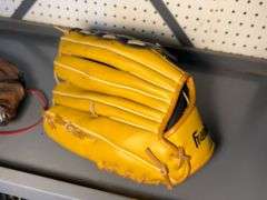 Baseball helmet/(3) Baseball gloves