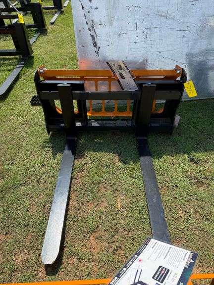 2025 Landhonor Unused PF-11-3500G Skidsteer Pallet Forks image
