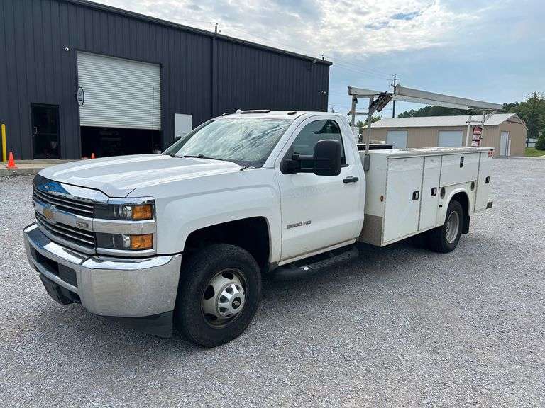 2017 Chevrolet Silverado 3500HD WT 2WD Service Body image