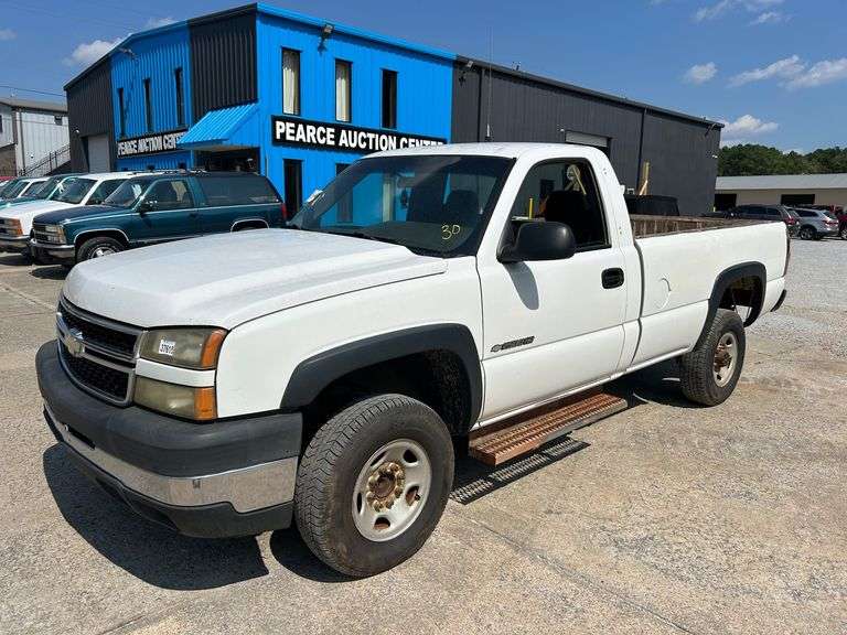 2006 Chevrolet Silverado 2500HD 2WD 6.0 Drive Train Donor Truck image