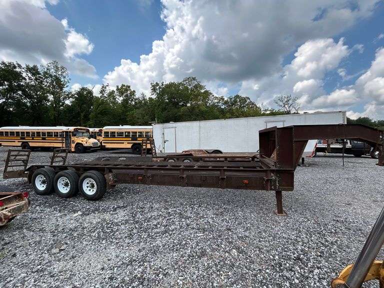 Gooseneck Tri-Axle Car Hauler image